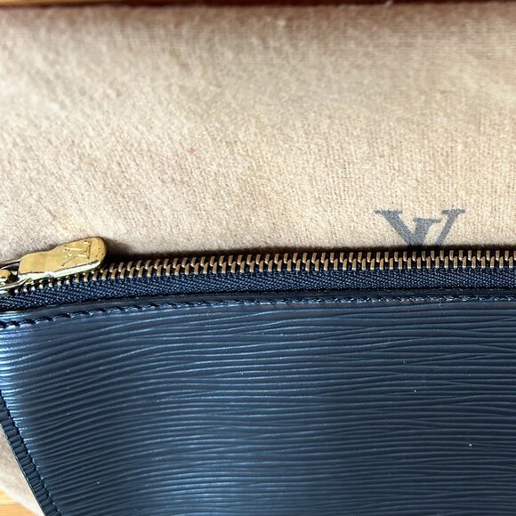LOUIS VUITTON BLACK EPI LEATHER POCHETTE POUCH BAG - Picture 11 of 16
